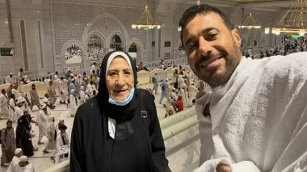 لقاء مؤثر.. أحمد السعدني وزيارة مميزة لوالدته في الحج